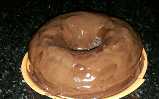 Bolo de chocolate com cobertura de brigadeiro
