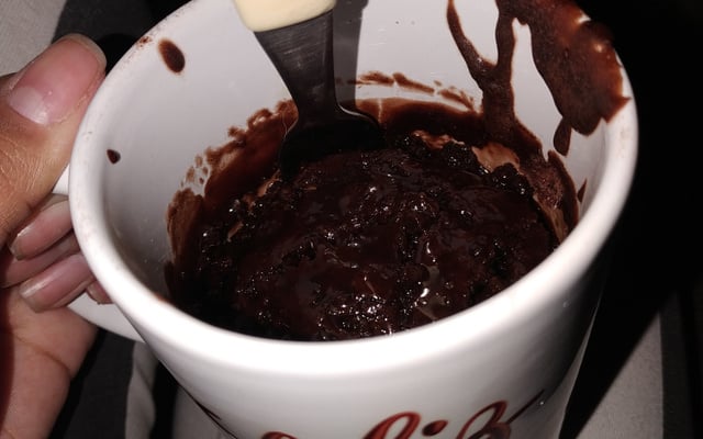 Bolo de caneca sem ovo com cobertura de chocolate