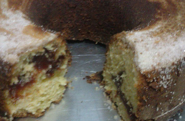 Bolo de fubá molhadinho com goiabada e casquinha de açúcar