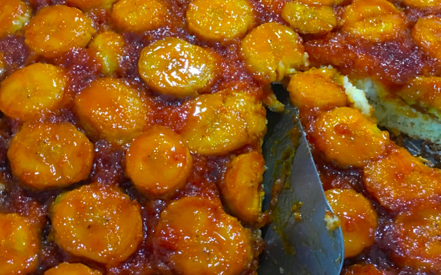 Torta de banana caramelizada