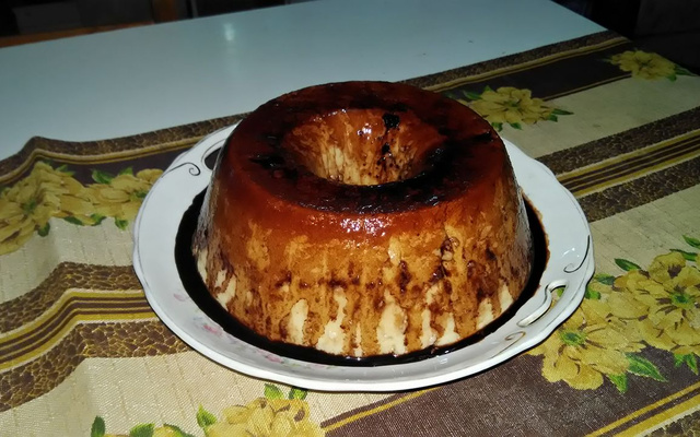 Manjar de goiaba branca com calda de chocolate