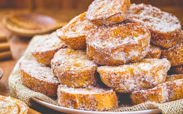 Rabanada assada empilhada e polvilhada de açúcar e canela