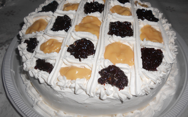 Torta de ameixa com doce de leite