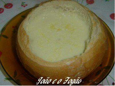 Sopa creme de queijos no pão italiano