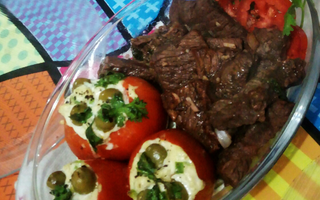 Filé mignon ao molho gorgonzola e tomates recheados