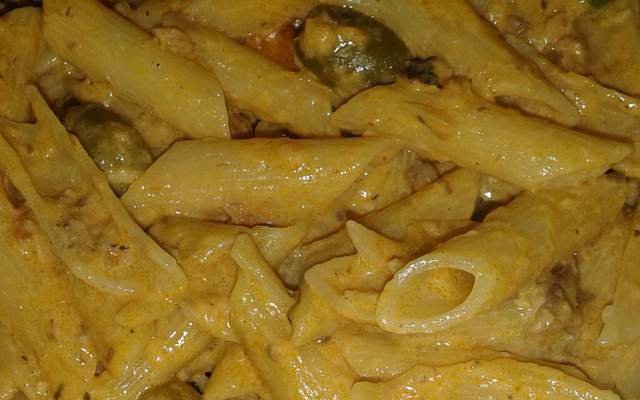 Salada de macarrão com sardinha