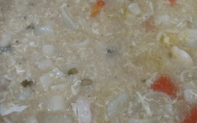 Canja de galinha com macarrão e ovos