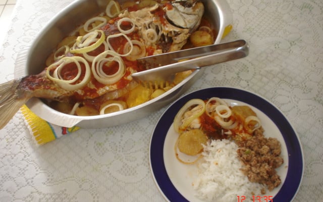 Peixe assado ao molho e batatas