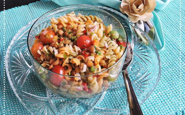 Salada de macarrão com lentilhas