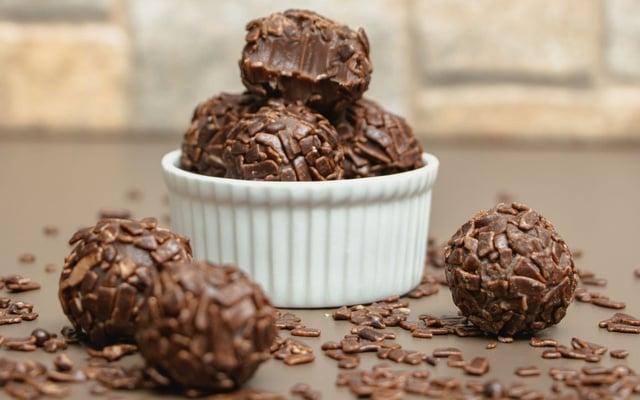Porções de brigadeiro gourmet com chocolate granulado