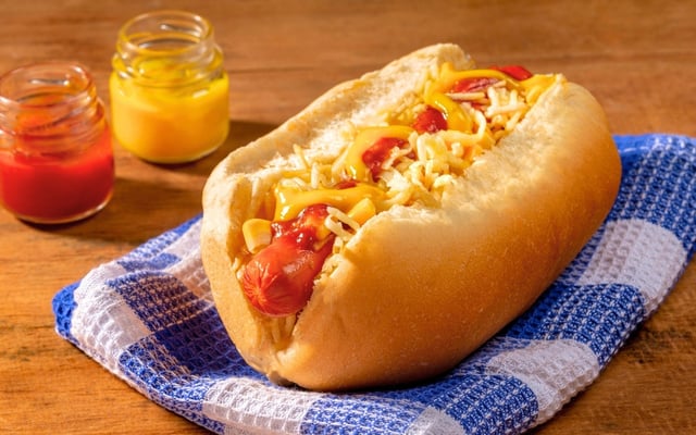 Cachorro-quente fácil com ketchup e mostarda