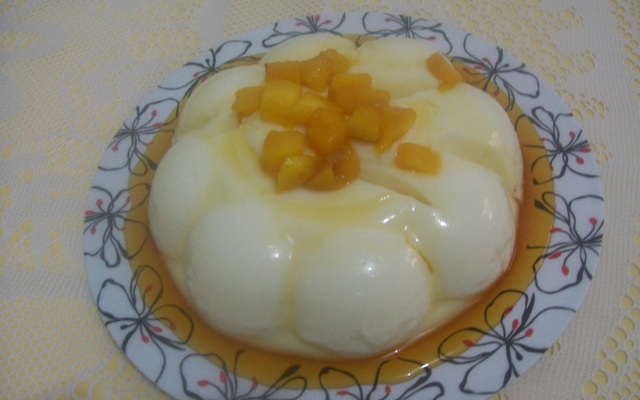 Manjar de coco com calda de pêssegos