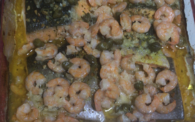 Postas de salmão assado com molho de camarão