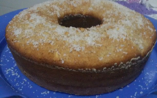 Bolo de mandioca com coco
