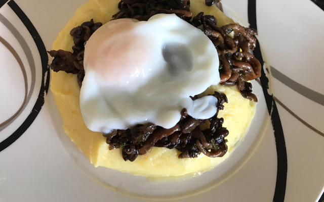 Purê de batata baroa com shimeji e ovo poché