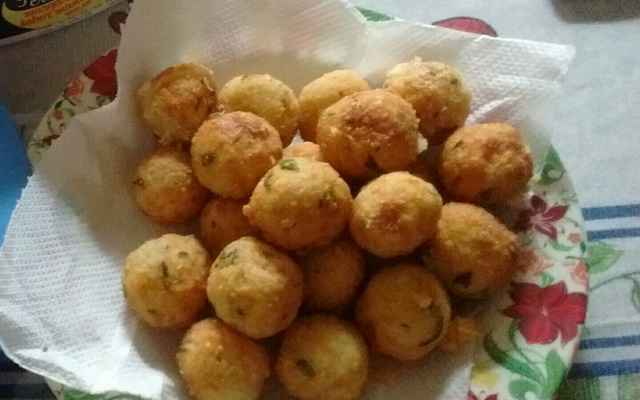 Bolinho de arroz com queijo recheado com requeijão e mussarela