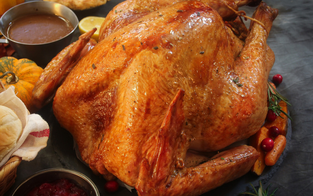 Peru de Natal assado simples na mesa com acompanhamentos