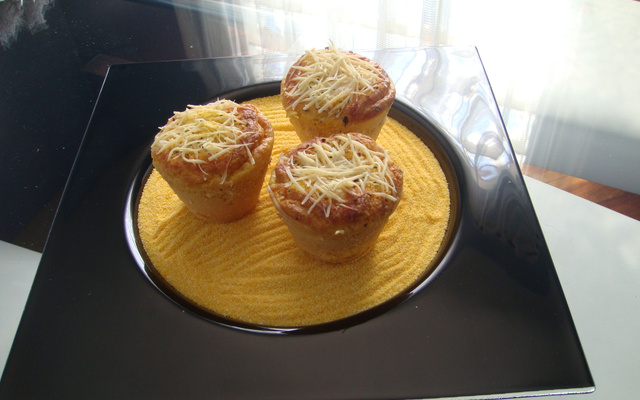 Muffin salgado de milho recheado com queijo