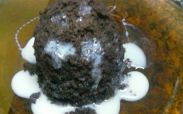 Bolo de caneca sem ovo com cobertura de chocolate