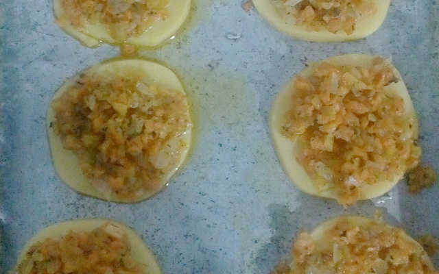 Polenta à manteiga com cenoura e cebola
