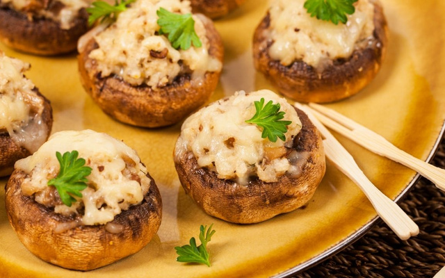 Cogumelos recheados na airfryer com queijo por cima