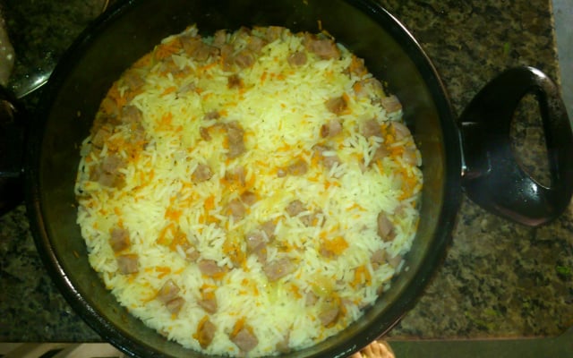 Arroz com linguiça e cenoura