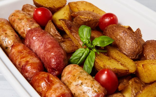 Linguiça assada com batatas