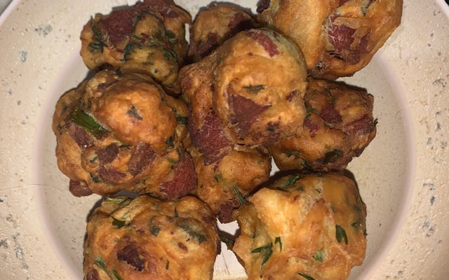 Bolinho salgado de folhas de cenoura