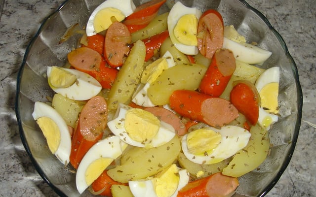 Salada quente de salsicha com batata