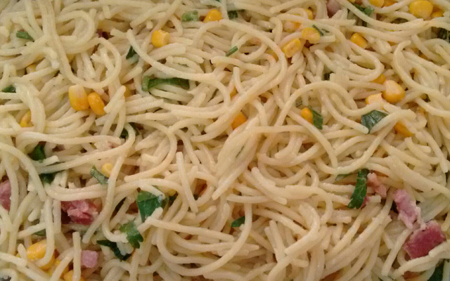 Macarrão alho e óleo com bacon