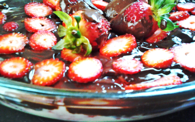 Doce de chocolate com morango