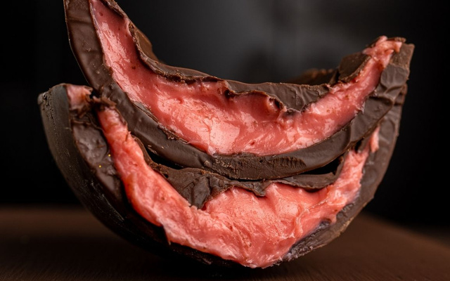 Ovo de Páscoa recheado de morango partido ao meio