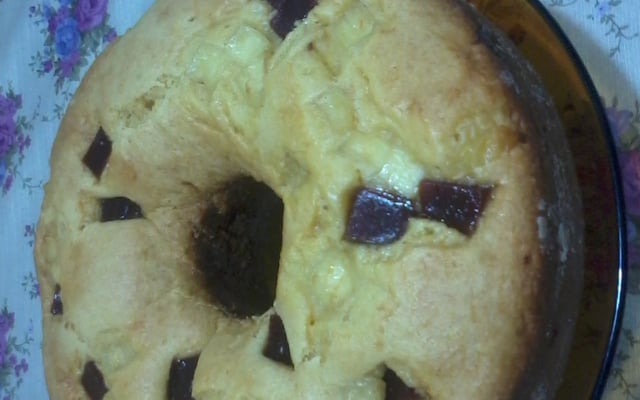 Bolo de fubá com goiabada e queijo