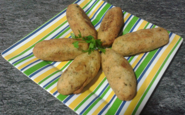 Bolinho de aipim com recheio de carne moída
