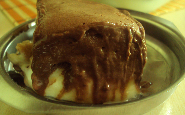 Torta gelada de waffer coberta com chocolate