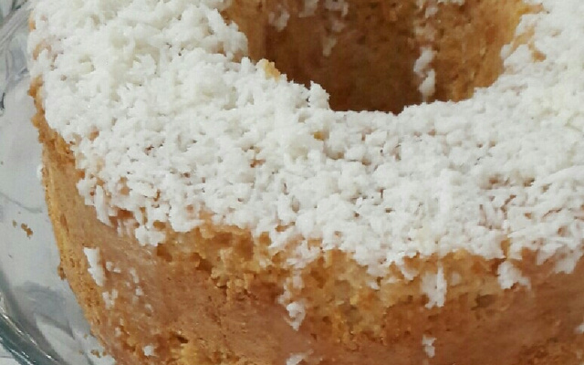 Bolo de coco cremoso