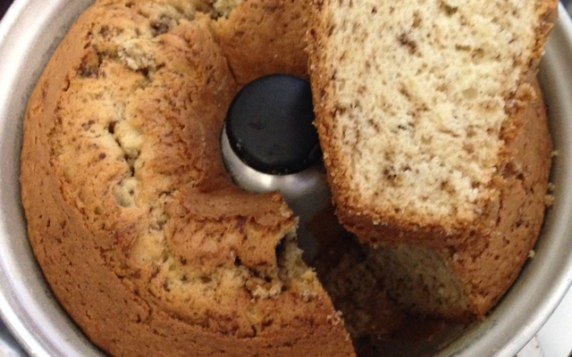 Bolo de baunilha com gotas de chocolate
