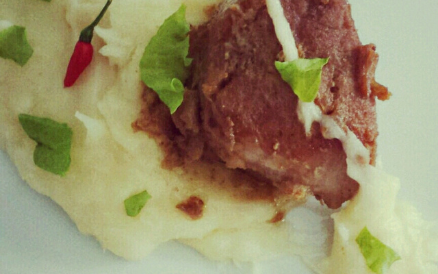 Bife de Pernil Grelhado ao Alho com Purê de Mandioca