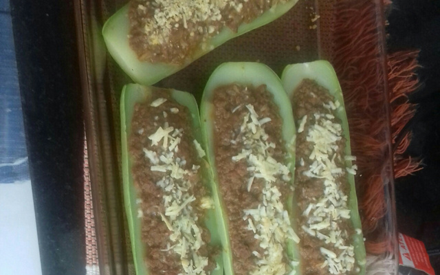 Canoa de abobrinha recheada com carne moída