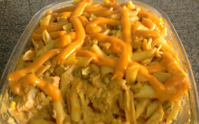 Penne com tirinhas de calabresa defumada ao molho branco e vermelho