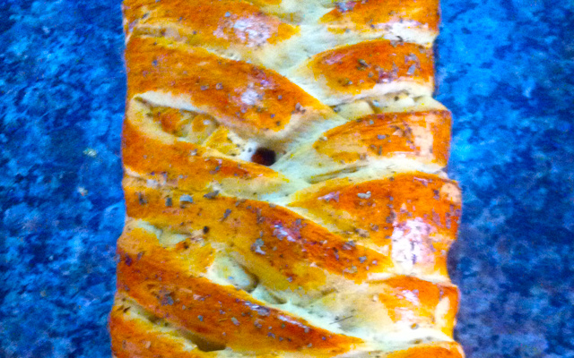Pão recheado com queijo, presunto, tomate e orégano