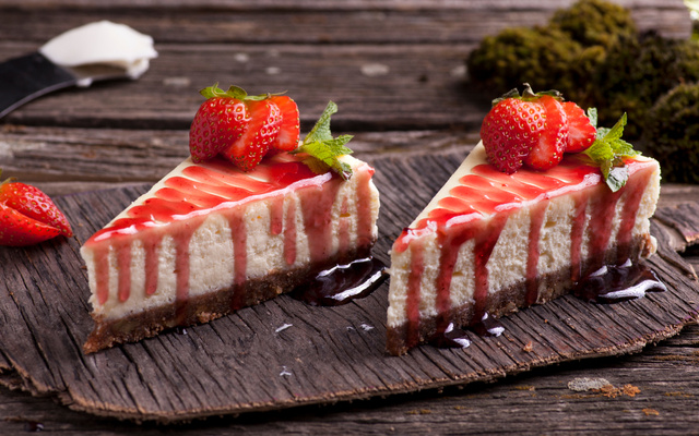 Cheesecake com molho de morangos