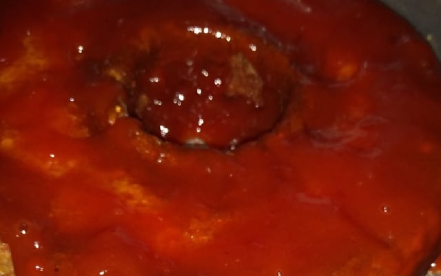 Bolo de fubá com cobertura de goiabada