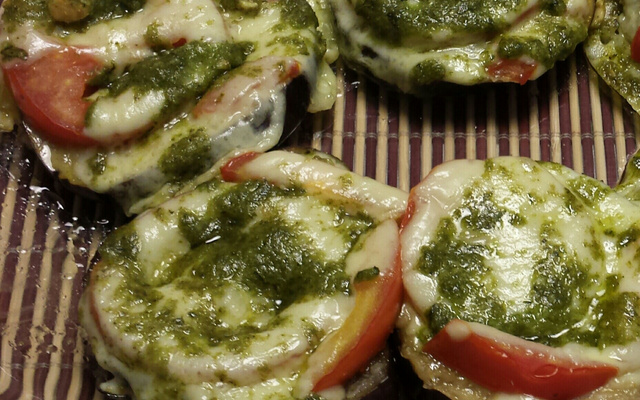 Torre de berinjela com molho pesto