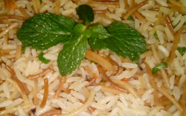 Arroz com aletria ( macarrão cabelo de anjo)