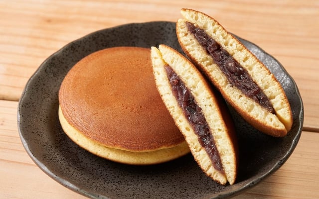 Porções de dorayaki recheado com pasta de feijão