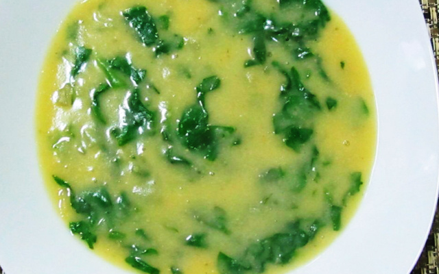 Sopa de grão-de-bico com espinafre