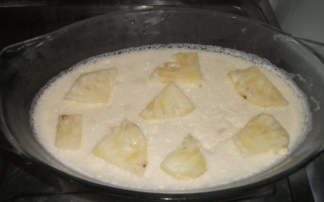 Mousse de abacaxi com pedaços da fruta