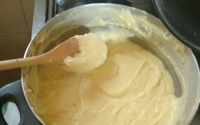Aligot (purê de batatas com queijo)