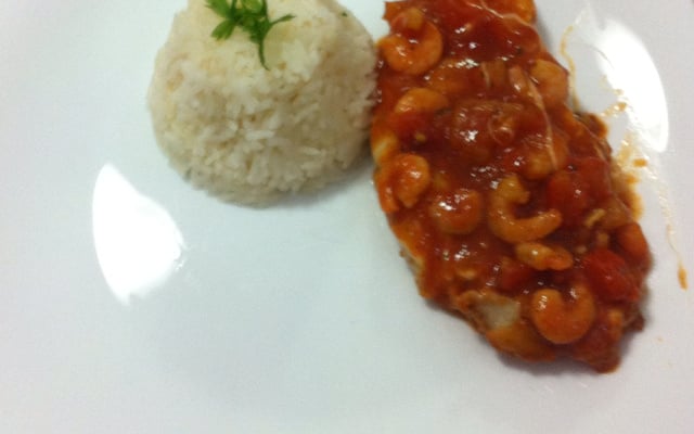 Filé de tilápia à parmegiana ao molho de camarão